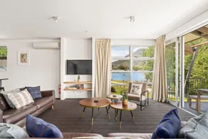 Marina Gem - Lakefront 3 Bedroom Apartment - Image 4