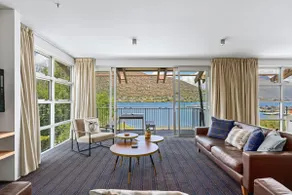 Marina Gem - Lakefront 3 Bedroom Apartment - Image 2