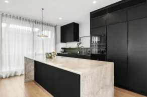 Designer Luxury Apt - Image 2