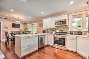 Fenced Yard: Fox River Grove Home, Dogs Welcome - Image 5
