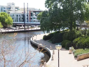 Claisebrook Cove Walks by the water CBD Nearby - Image 5