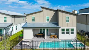 Modern Beach Retreat: Pool & Fun Near the Ocean - Image 2