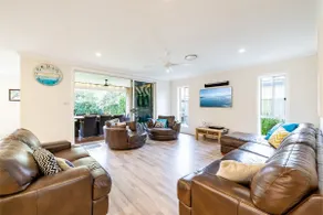 Big Wave At Shoal Bay 8 Achilles St large home with ducted air con Wi Fi and Linen - Image 4