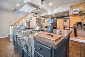Two Houses, 22+ Guests, 2 Hot Tubs, Renovated - Image 4