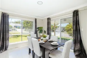 Spacious newly redecorated 5BD Family Home - Image 2