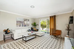 Spacious newly redecorated 5BD Family Home - Image 3