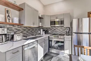 < 1 Mi to St Joseph's: Denver Townhome! - Image 2