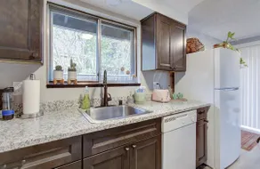 Long Term Discount! Renovated Pet Friendly-6 min t - Image 4