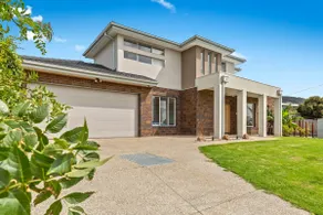 Beach House Retreat - Sea and Mountain Views - Image 5