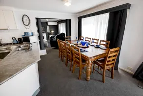 Lakehouse on Waverley - Relaxing 4-BR Holiday Home - Image 5