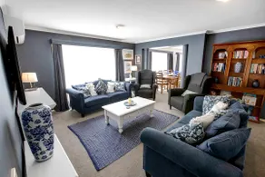 Lakehouse on Waverley - Relaxing 4-BR Holiday Home - Image 4