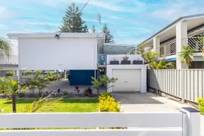Five Pines Beach House at Birubi 20 Robinson St pet friendly aircon and WiFi - Image 2