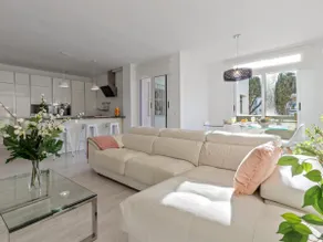 First line, bright apartment in Playas del Duque - Image 5