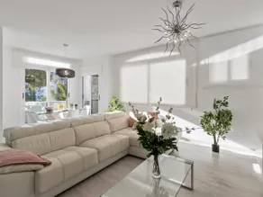First line, bright apartment in Playas del Duque - Image 2