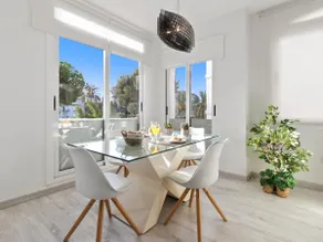 First line, bright apartment in Playas del Duque - Image 3