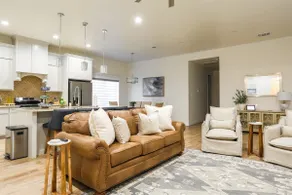 Upscale in Uptown West 4/2/2 - Image 2