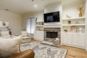 Upscale in Uptown West 4/2/2 - Image 3