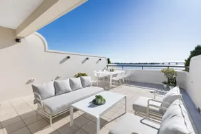 Tranquil 4-bedroom water view apartment - Image 5