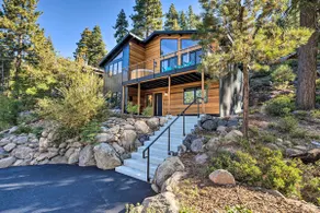 Lake View & Hot Tub – Walk to Speedboat Beach! 4BR - Image 3