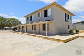 A modern & stunning 8-bedroom home - perfect for larger or multiple families. - Image 5
