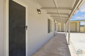 A modern & stunning 8-bedroom home - perfect for larger or multiple families. - Image 3