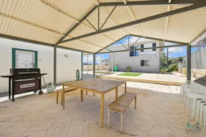 A modern & stunning 8-bedroom home - perfect for larger or multiple families. - Image 4
