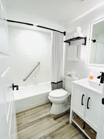 U215- 1 min walk to beach, restaurants, pools, gym - Image 3