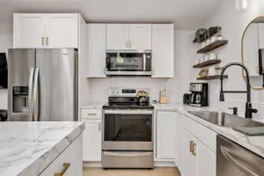 Panoramic Riverside and Lush Forests Views, Pet Friendly, New Décor, Steps Away From Dockside - Image 3