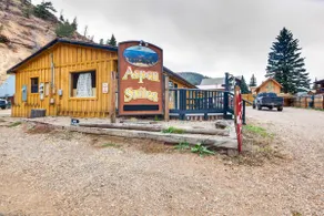 Steps to Main Street! Cozy Red River Getaway - Image 3