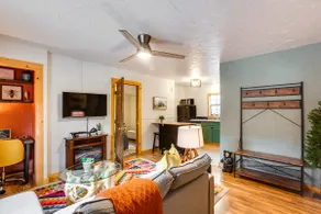 Steps to Main Street! Cozy Red River Getaway - Image 4