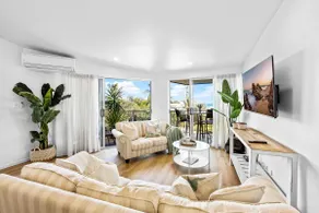 3 Andari, Sunshine Beach ~ Modern Apt, 1 Min Beach - Image 2