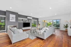 Waterways Luxury Poolside Retreat in Prime Location - Image 4