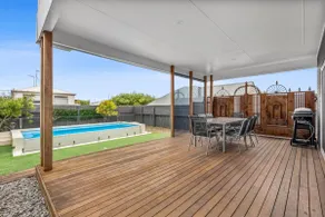 Waterways Luxury Poolside Retreat in Prime Location - Image 2