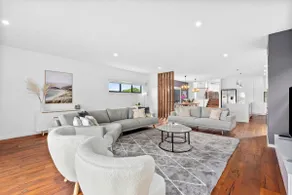 Waterways Luxury Poolside Retreat in Prime Location - Image 5
