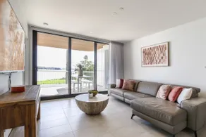 Bayfront Holiday Retreat with Parking - Image 2