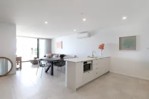 Bayfront Holiday Retreat with Parking - Image 4