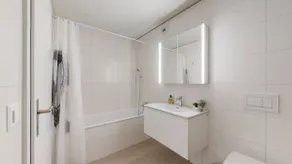 Sublime contemporary apartment in the city centre - Image 3