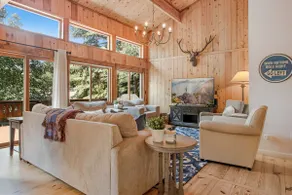 Private Hot Tub, 2 Living Rooms, Kitchen & Kitchenette + Pet Friendly! - Image 4