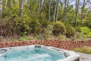 Private Hot Tub, 2 Living Rooms, Kitchen & Kitchenette + Pet Friendly! - Image 2