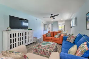Holmes Beach Retreat: Walk to Beach & Dining! - Image 3