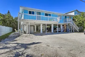 Holmes Beach Retreat: Walk to Beach & Dining! - Image 2
