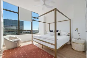 Sky-High 3BR Penthouse in West Loop - Image 3