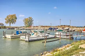 Quaint Couple's Escape: Pool, Near Lake Erie! - Image 3