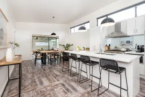Kennington Beach Getaway with Spa - Image 4