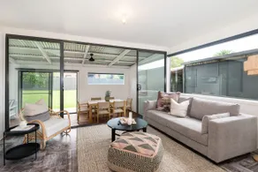 Kennington Beach Getaway with Spa - Image 5