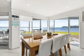 WATERFRONT WONDERLAND - ¡Casa de lujo de 5 dormitorios frente al mar con ascensor! - Image 3