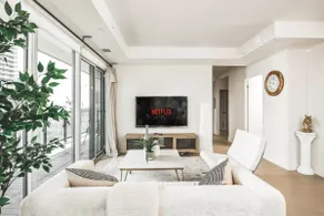 Toronto Low-Penthouse Condo w/ Free Parking - Image 4