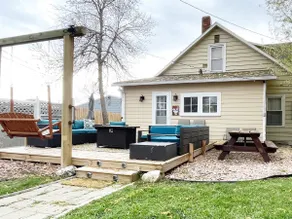 Dwntwn Custer Farmhouse on Main St with Hot Tub - Image 3