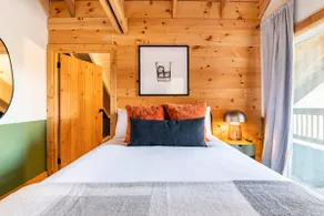 The Bar(n)- Cozy chalet with hot tub and campfire - Image 3