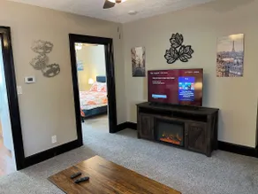 Hunter #1, Private One Bed near Xavier & Downtown - Image 2